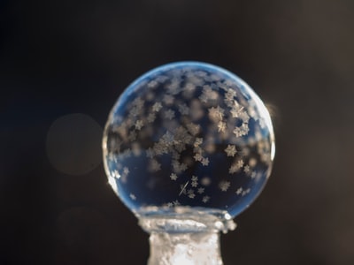 浅焦点摄影与雪花泡沫
